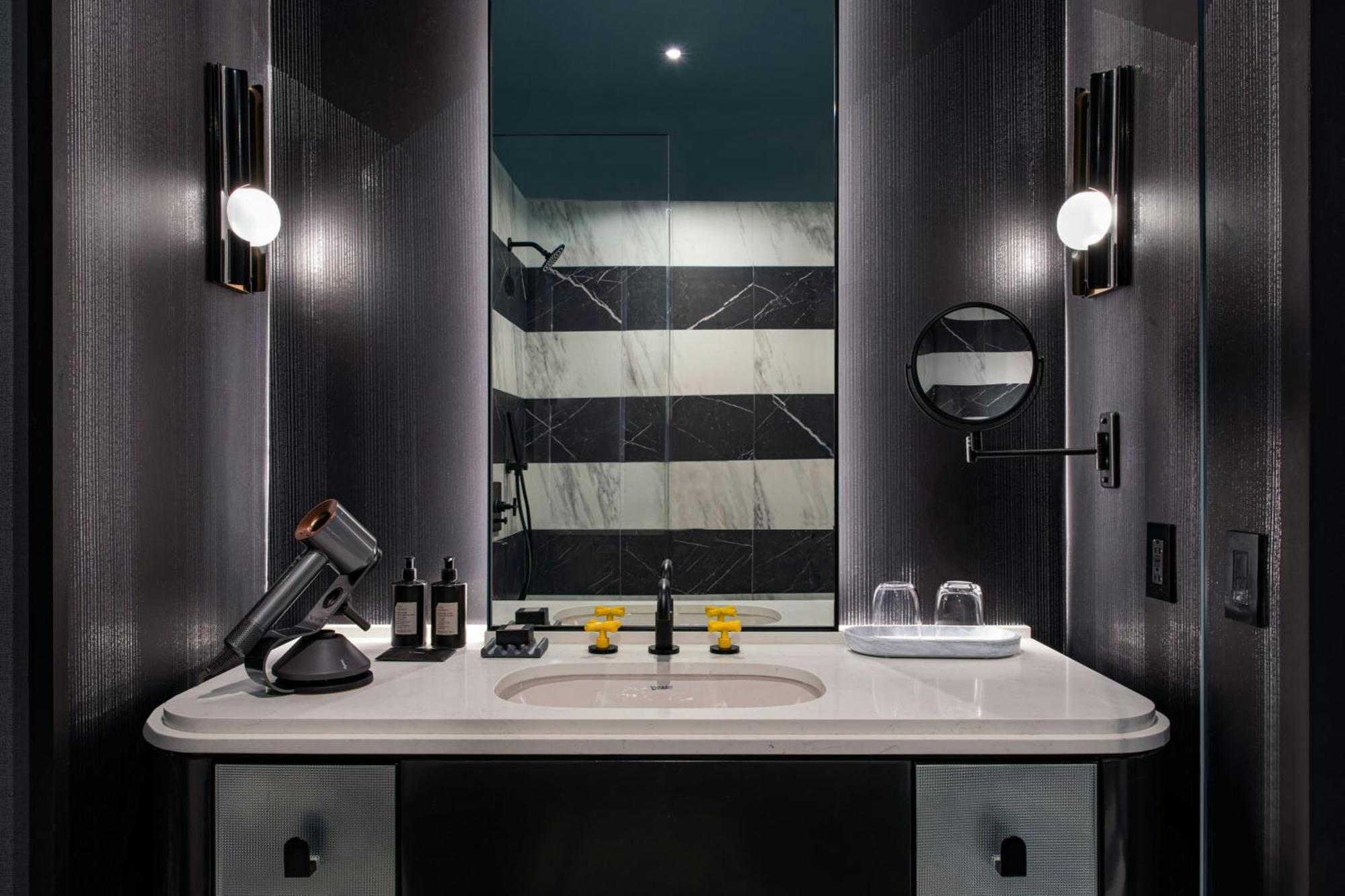 Deluxe Suite 1 King Mobility Accessible Tub