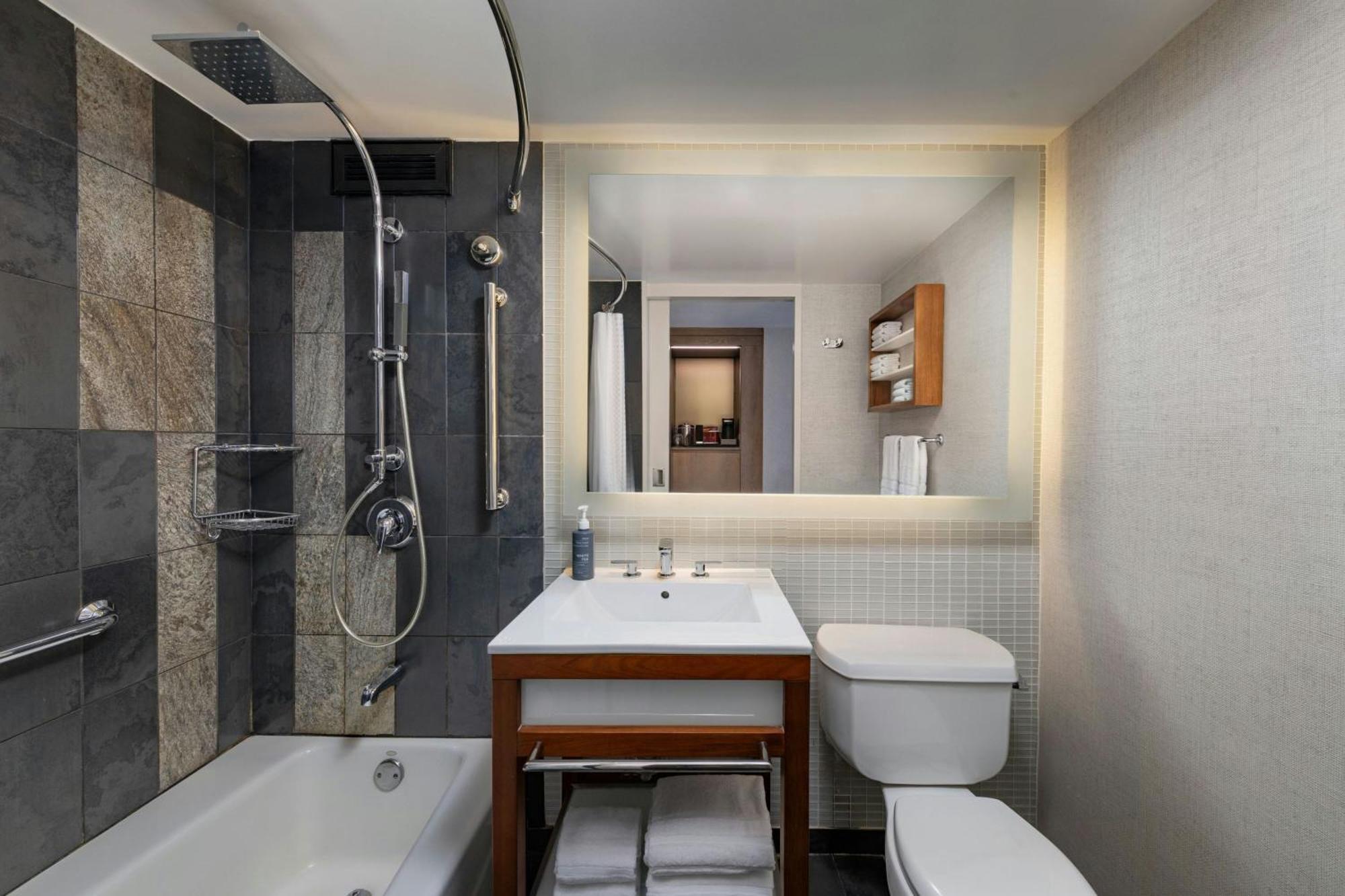 Deluxe Double Guest room 2 Double City view Mid floor,1765181551:JPEG